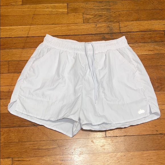Alo Yoga The Alumni High-Rise Loose Running Shorts in White, Women’s size Medium - Picture 2 of 14